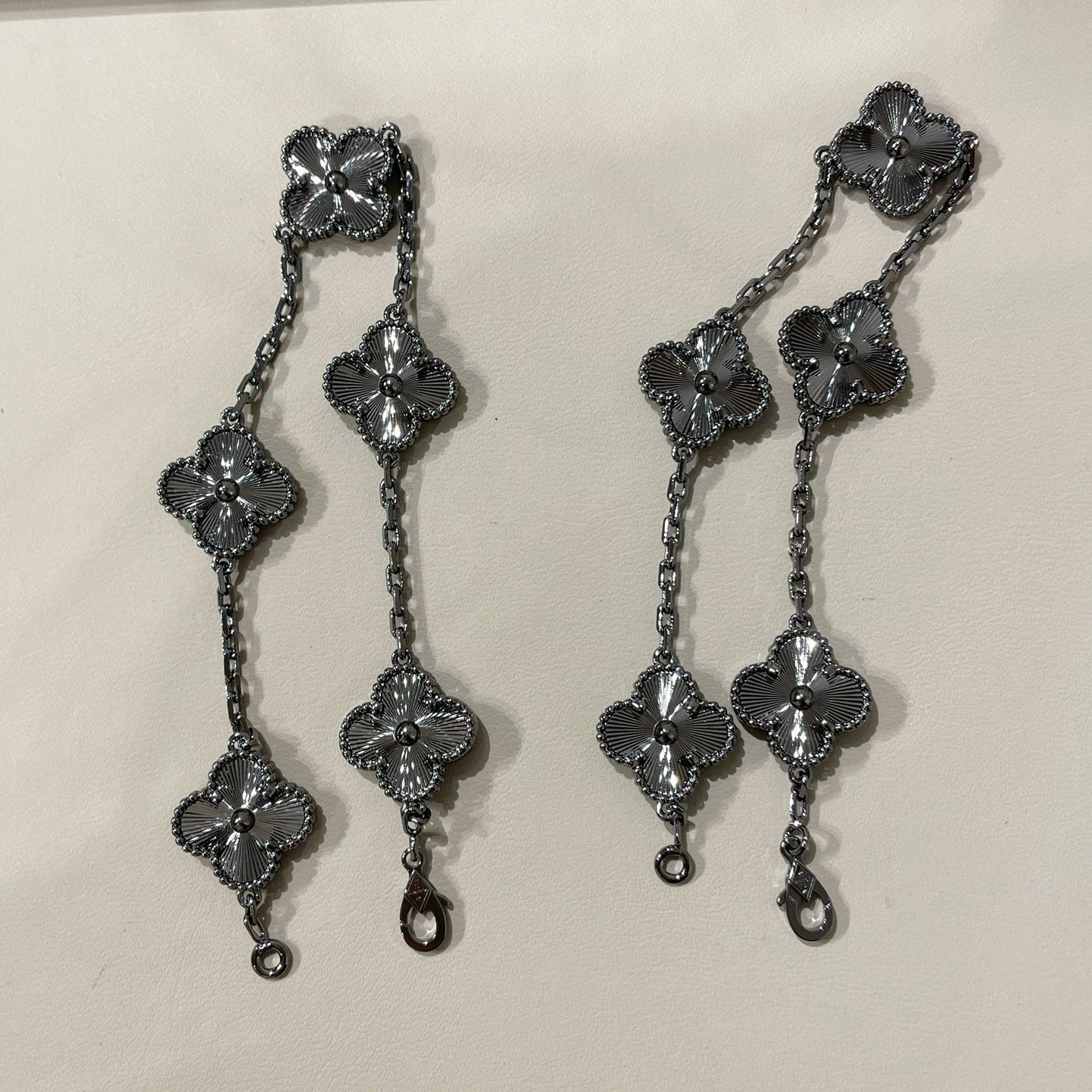 [vivabelle]CLOVER 5 MOTIF BLACK BRACELET