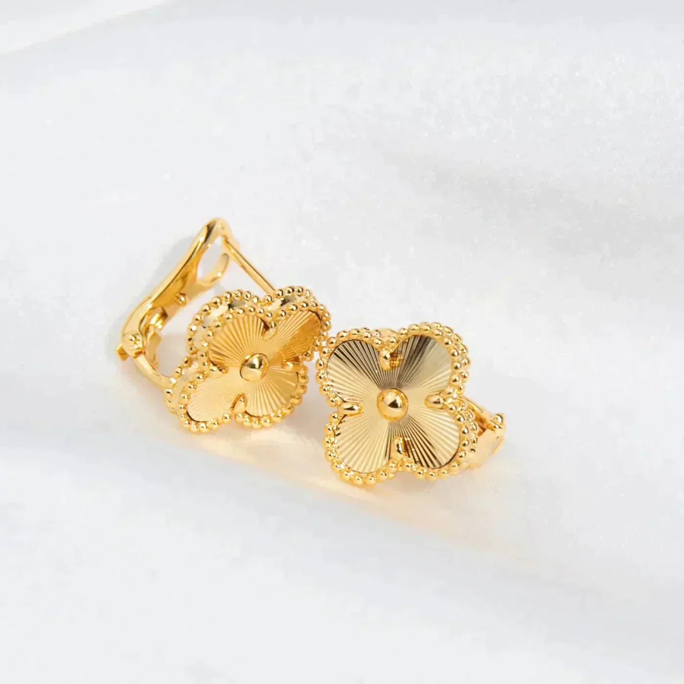 [vivabelle]CLOVER MEDIUM 1 MOTIFS LASER EARRINGS