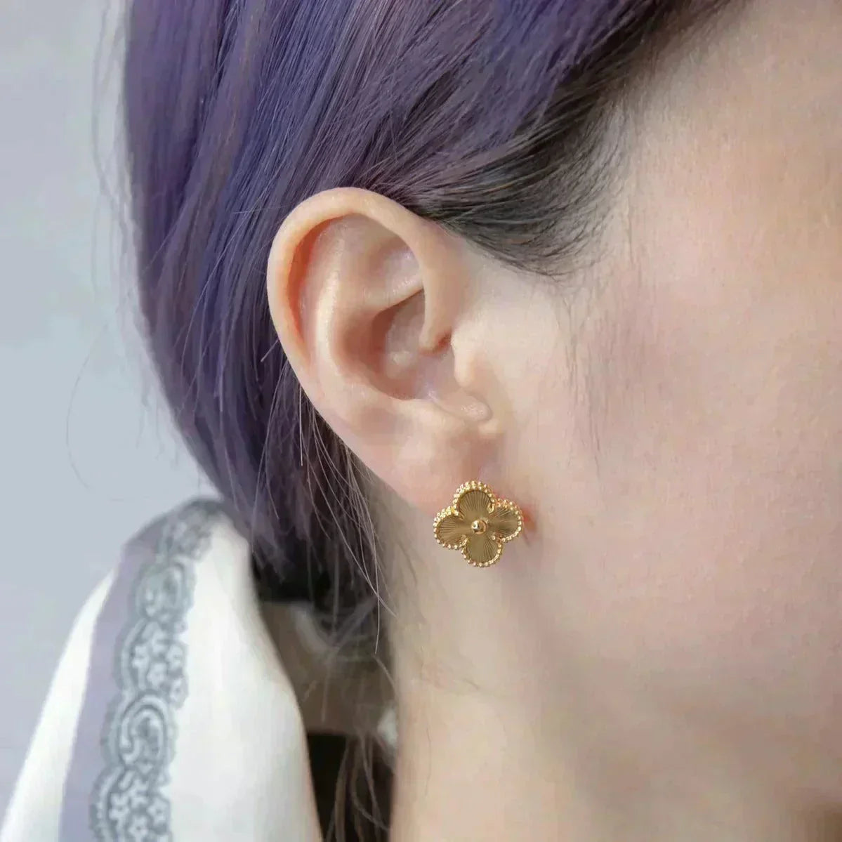 [vivabelle]CLOVER MEDIUM 1 MOTIFS LASER EARRINGS
