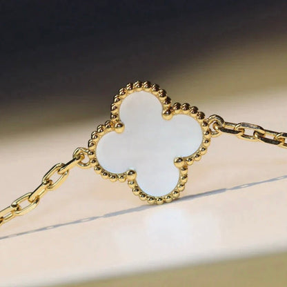[vivabelle]CLOVER 20 MOTIFS WHITE MOP NECKLACE