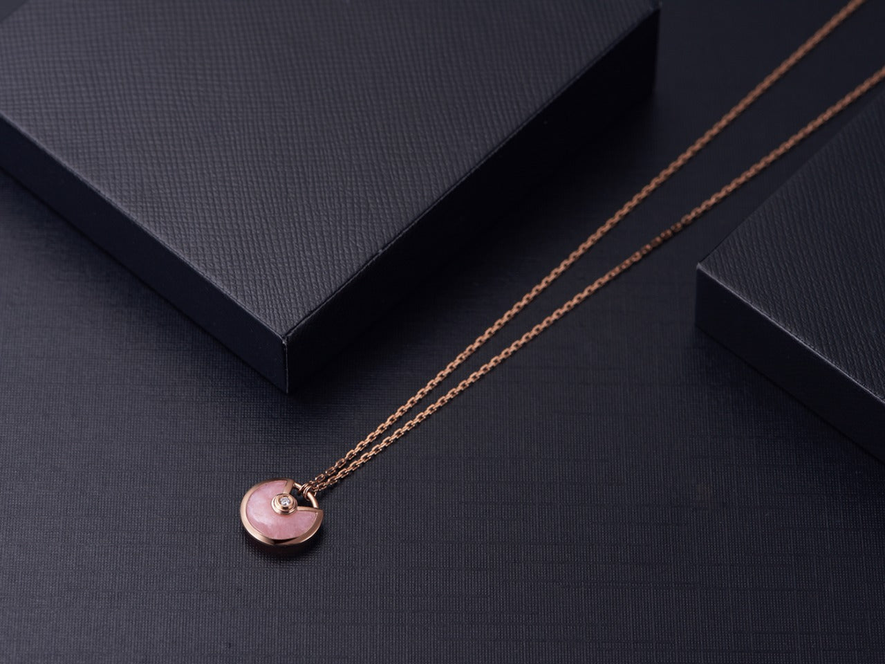 [vivabelle]AMULETTE ROSE GOLD PINK MOP NECKLACE