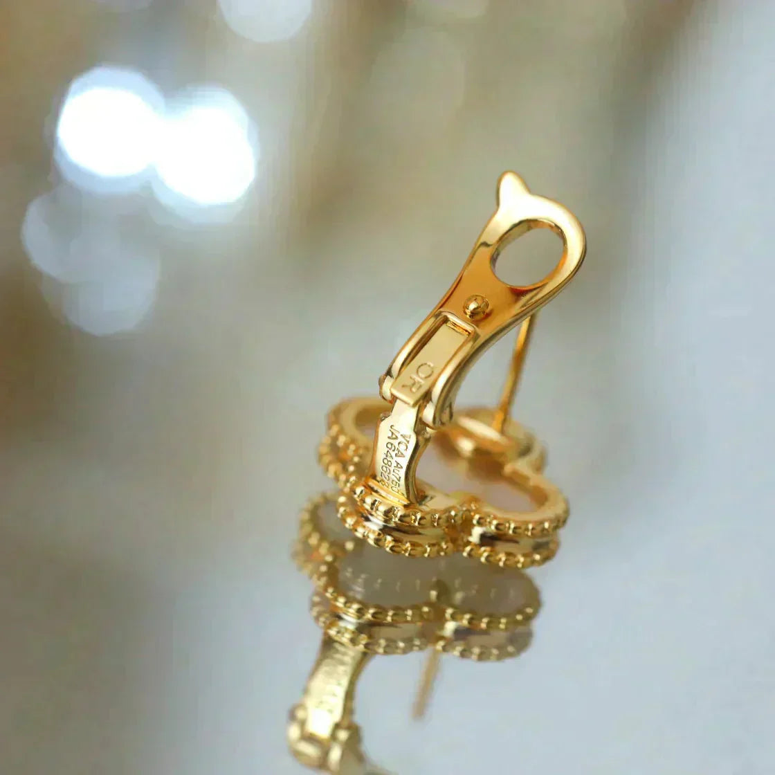 [vivabelle]CLOVER MEDIUM 1 MOTIFS  WHITE MOP STUD EARRINGS