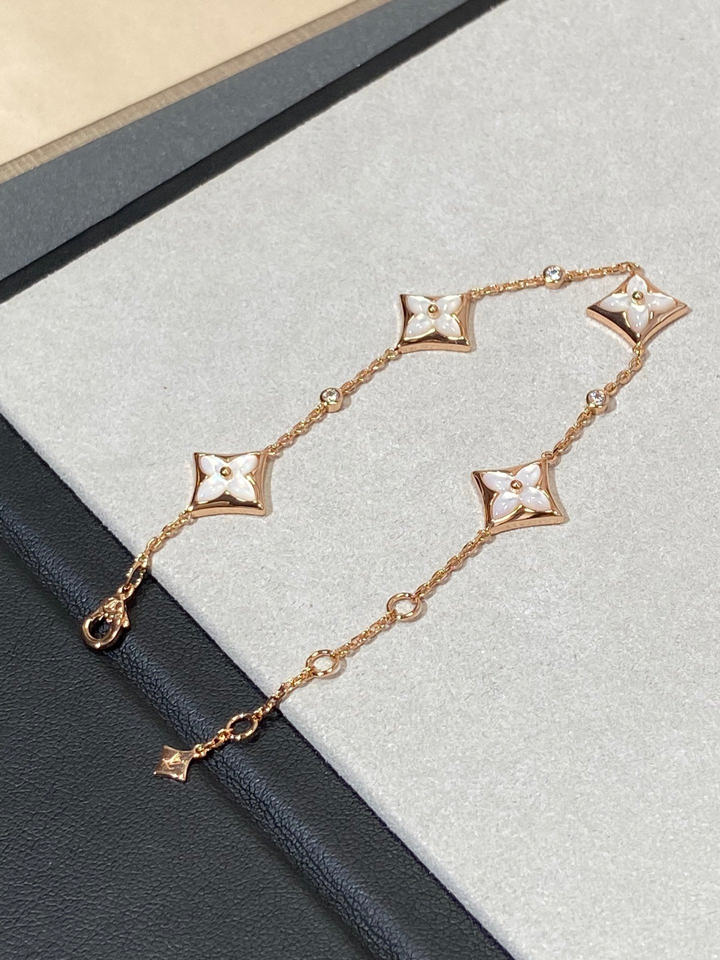 [vivabelle]STAR 4 MOTIF MOP DIAMOND PINK GOLD BRACELET