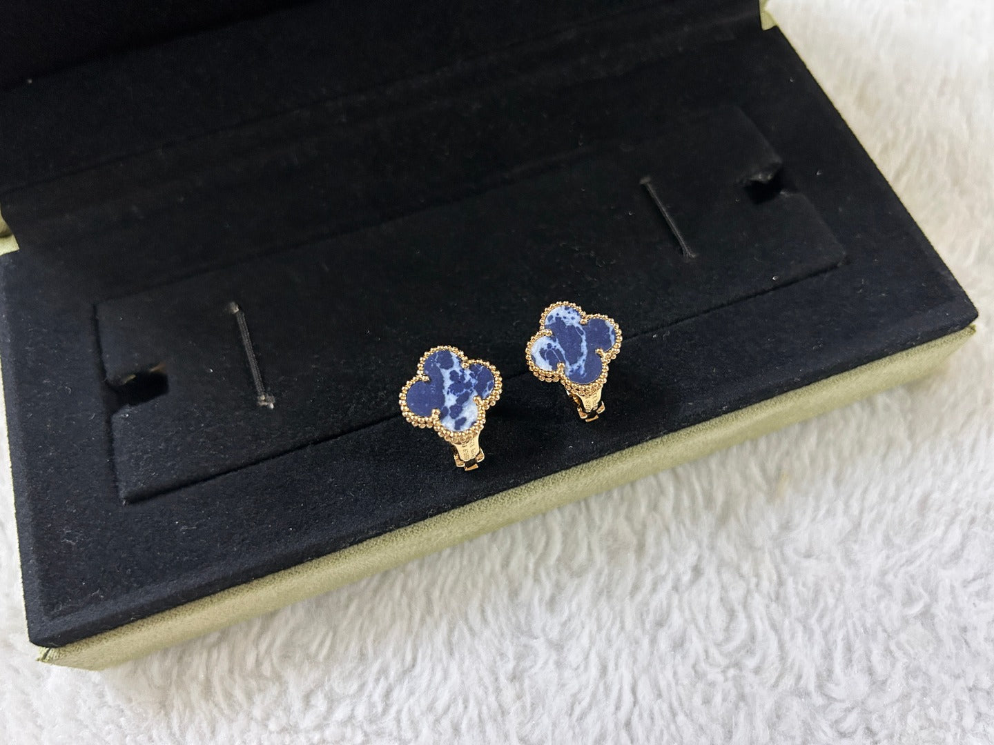 [vivabelle]CLOVER PIETERSITE MEDIUM STUD EARRINGS