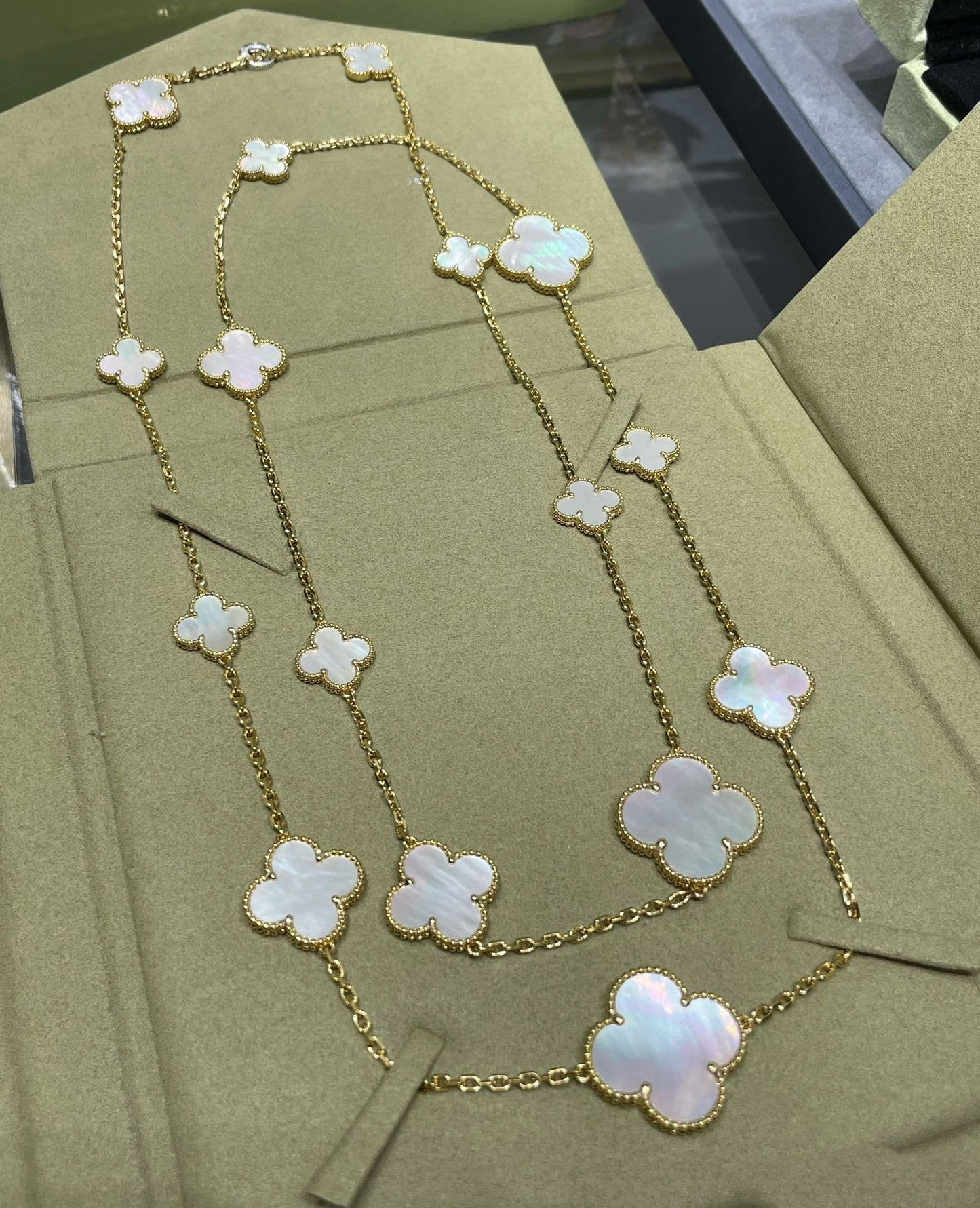 [vivabelle]CLOVER 16 MOTIF WHITE MOP GOLD NECKLACE