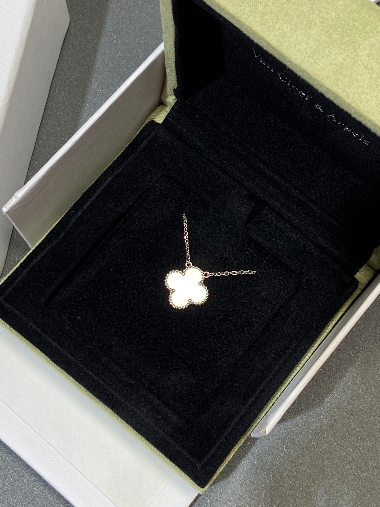 [vivabelle]CLOVER MEDIUM SILVER WHITE MOP NECKLACE
