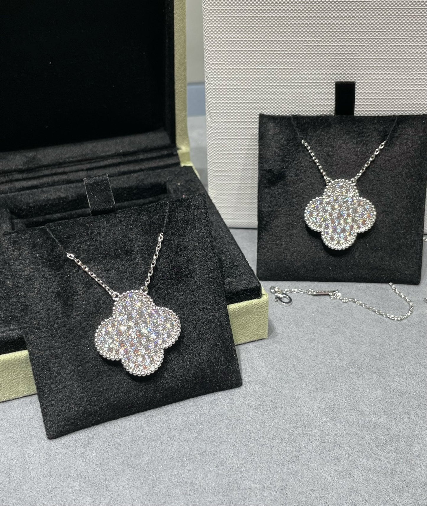 [vivabelle]CLOVER 25MM LARGE PENDANT DIAMOND PAVED SILVER NECKLACE
