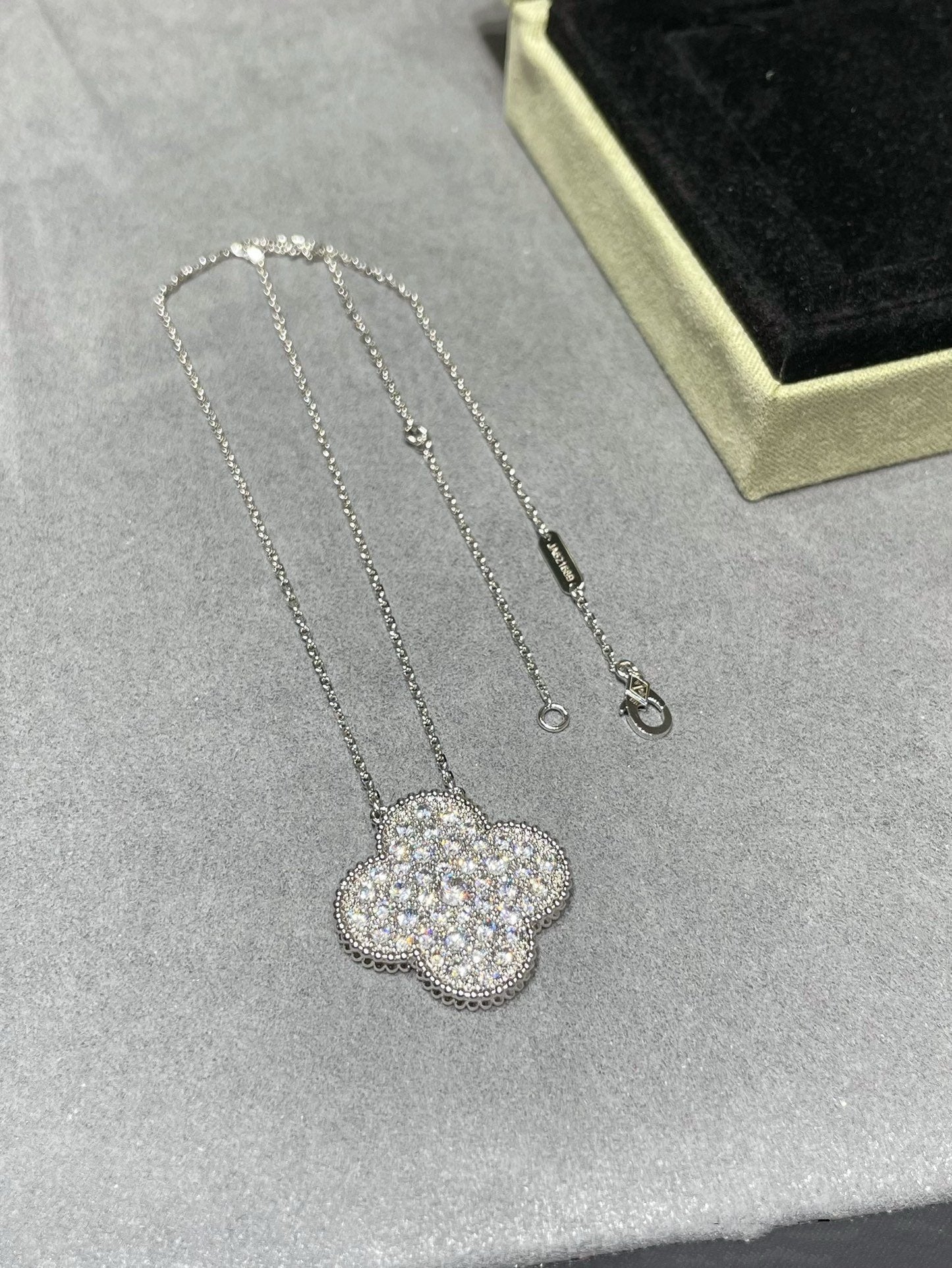 [vivabelle]CLOVER 25MM LARGE PENDANT DIAMOND PAVED SILVER NECKLACE