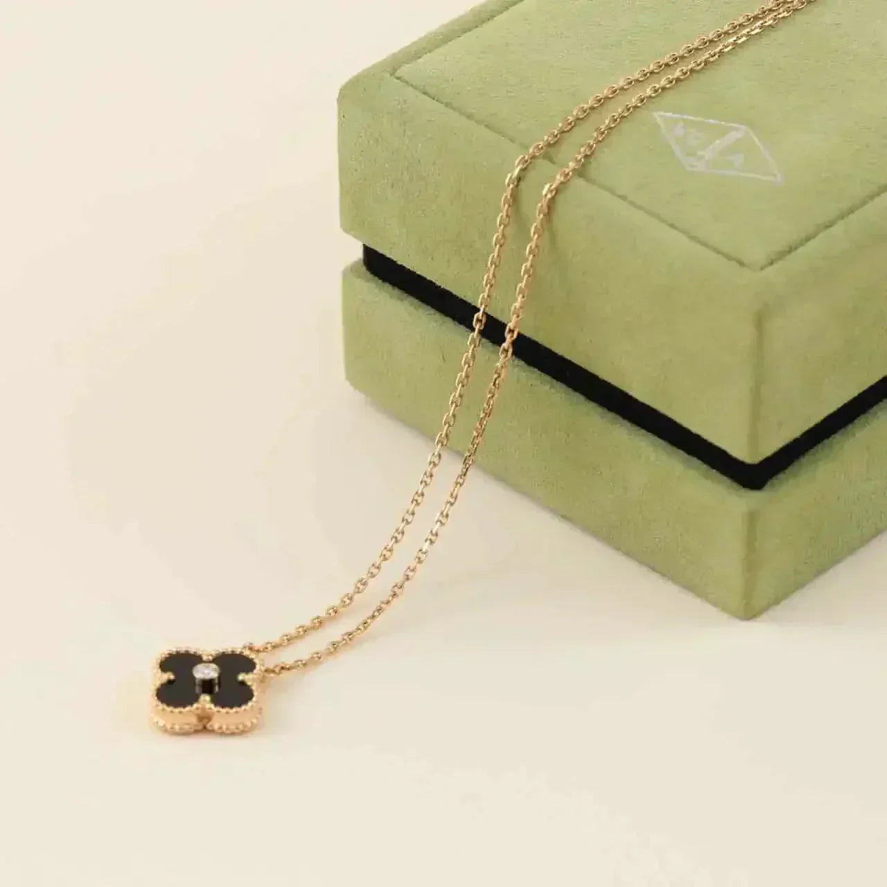 [vivabelle]CLOVER 15MM DIAMOND ONYX NECKLACE