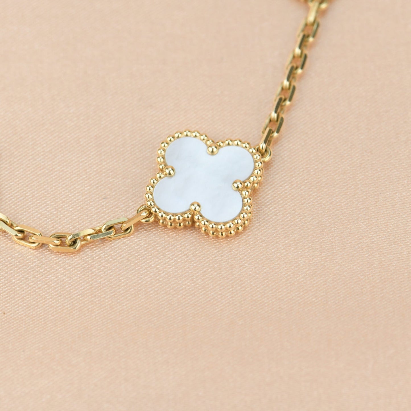 [vivabelle]CLOVER  5 MOTIF WHITE MOP BRACELET
