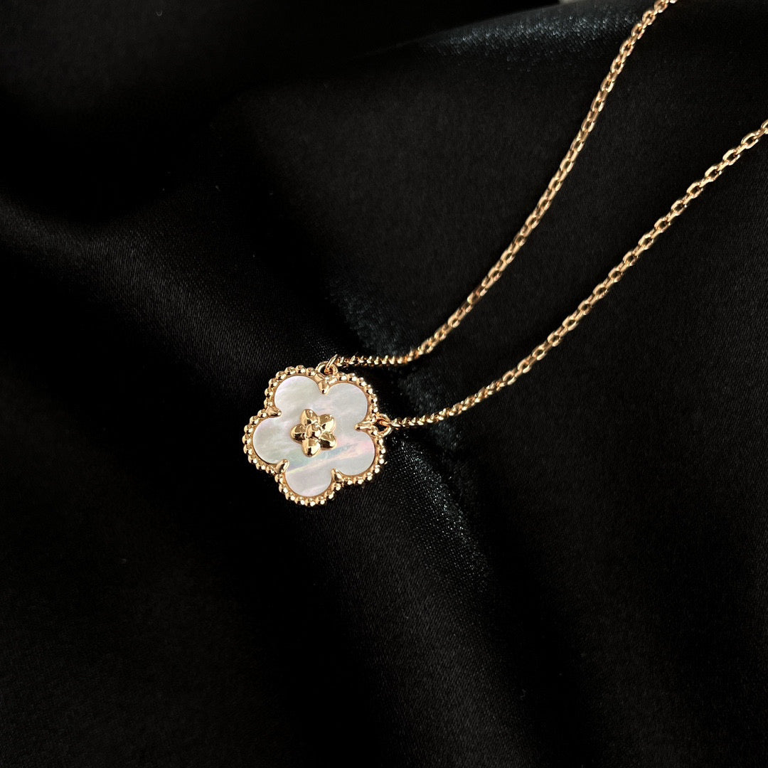 [vivabelle]LUCKY  WHITE MOP  PLUM BLOSSOM NECKLACE