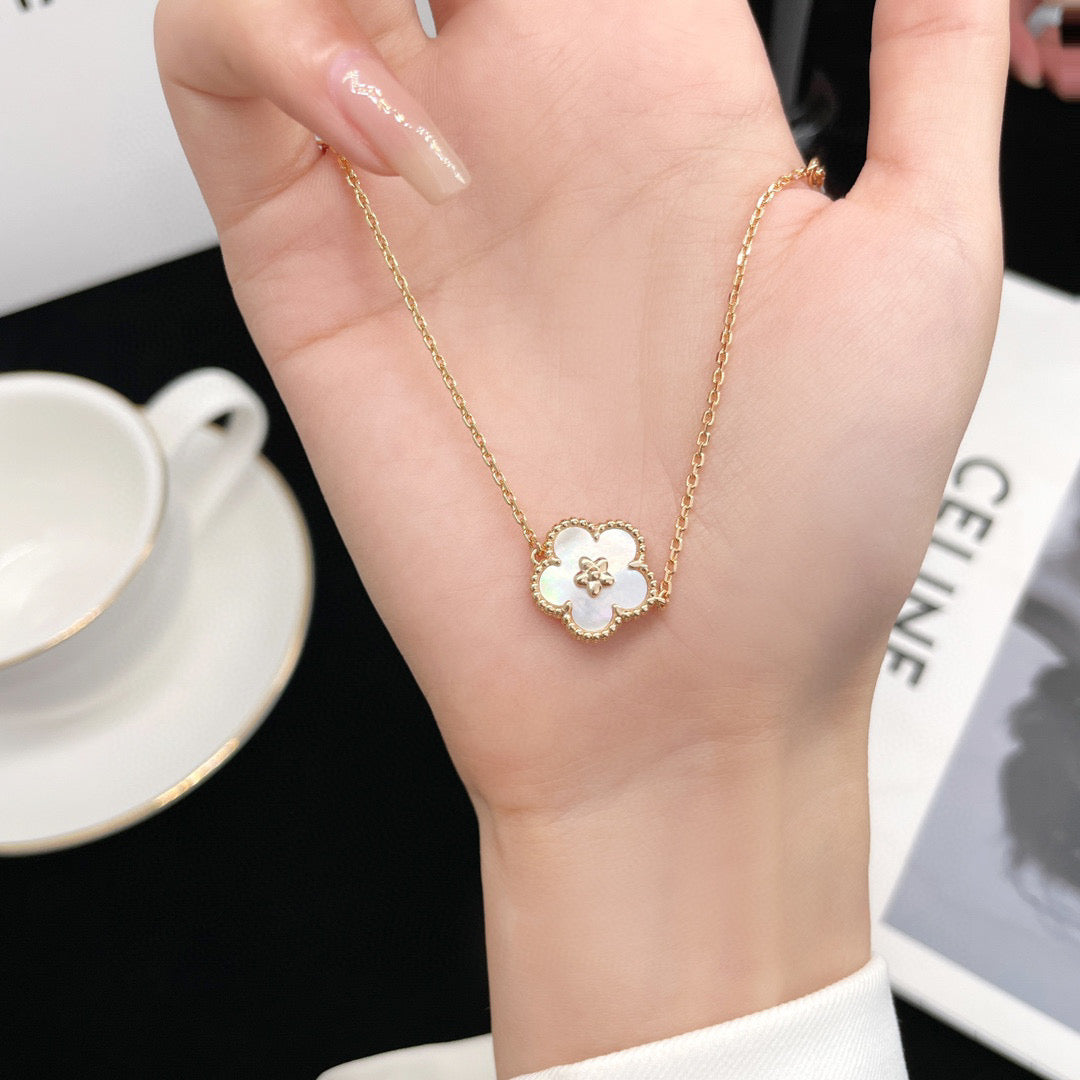 [vivabelle]LUCKY  WHITE MOP  PLUM BLOSSOM NECKLACE