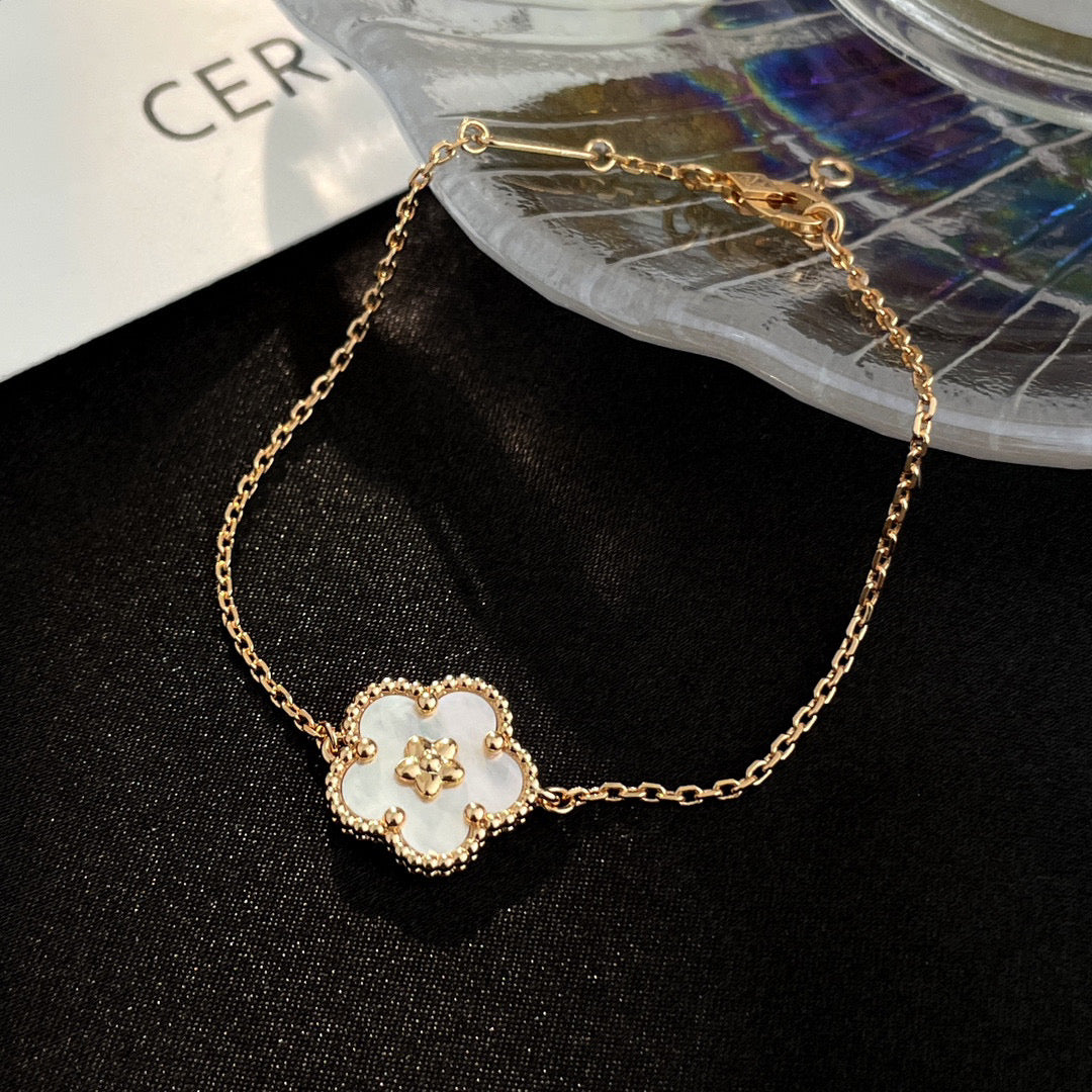 [vivabelle]LUCKY WHITE MOP PLUM BLOSSOM  BRACELET