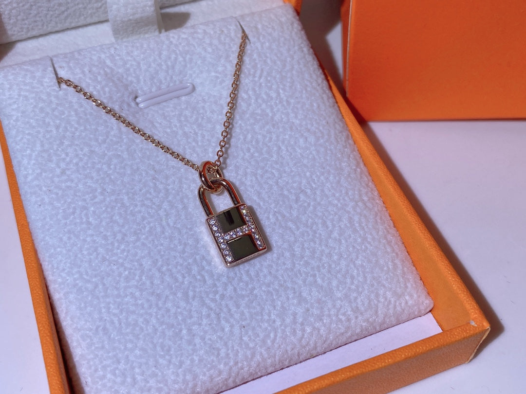 [vivabelle]HM ADVANCED NICHE LOCK HEAD NECKLACE DIAMONDS