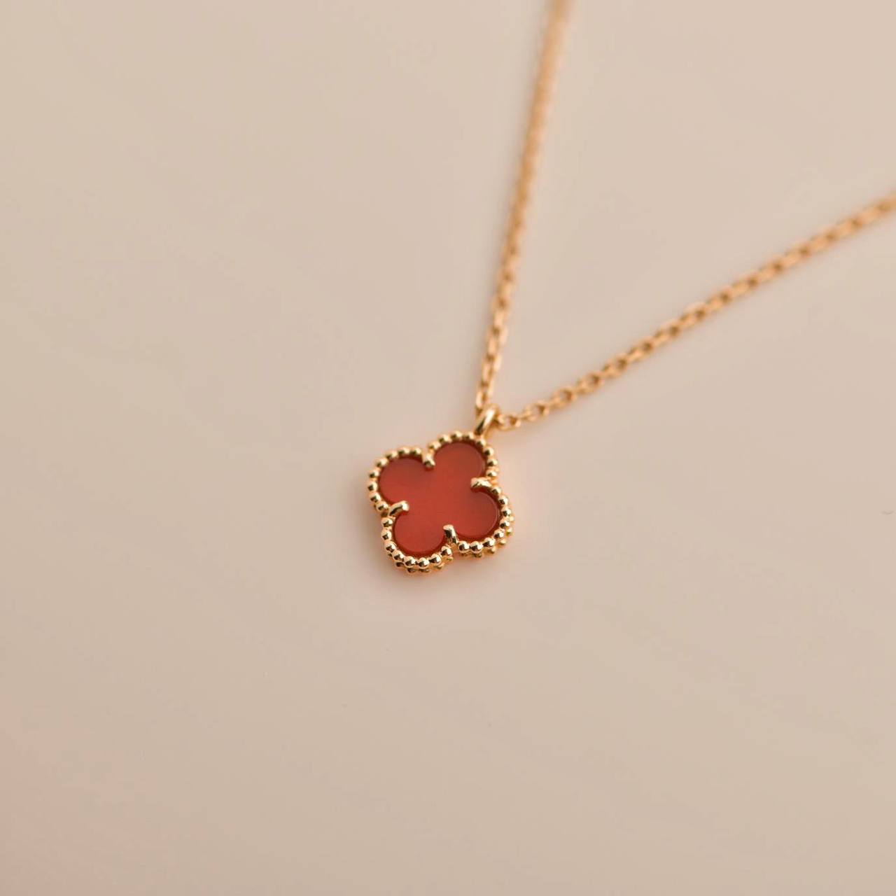 [vivabelle]CLOVER MINI 9.5MM WHITE CARNELIANS NECKLACE