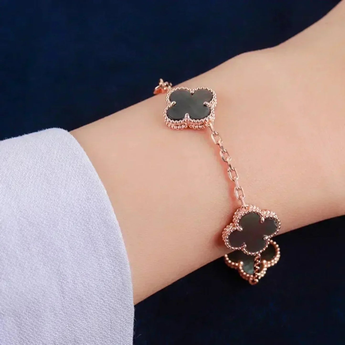 [vivabelle]CLOVER 5 MOTIF GRAY MOP  BRACELET